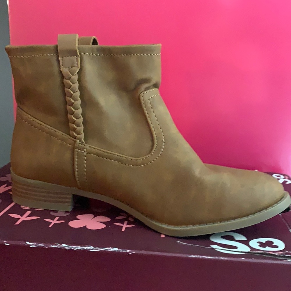 Women’s boots.